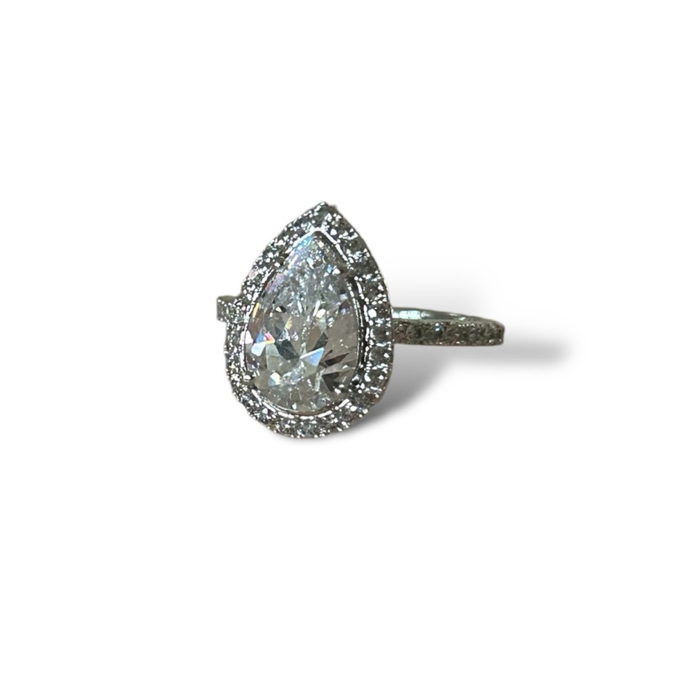 NADRI pear shape engagement ring
